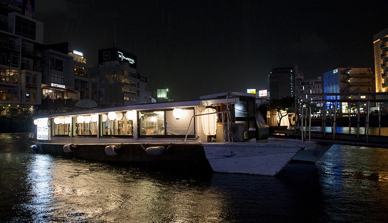 博多の中心、那珂川をゆく船