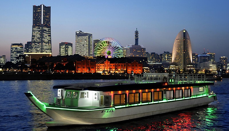 横浜港の夜景を楽しめる屋形船